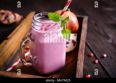 Erfrischende Granatapfel Smoothie in einem Glas Stockfoto