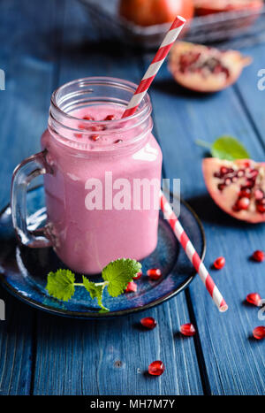 Erfrischende Granatapfel Smoothie in einem Glas Stockfoto