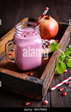 Erfrischende Granatapfel Smoothie in einem Glas Stockfoto