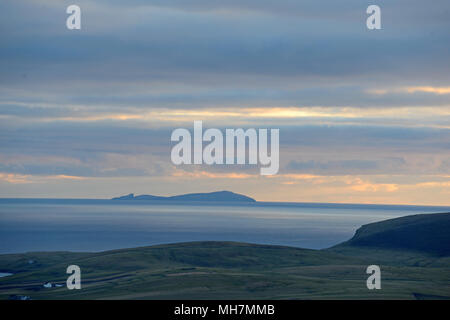 Fair Isle gesehen am Horizont vom südlichen Ende der Shetlandinseln Stockfoto
