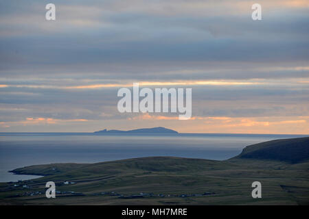 Fair Isle gesehen am Horizont vom südlichen Ende der Shetlandinseln Stockfoto