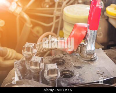 Batterie im Auto mit Strom durch Überbrückungskabel, Selektive konzentrieren. Stockfoto