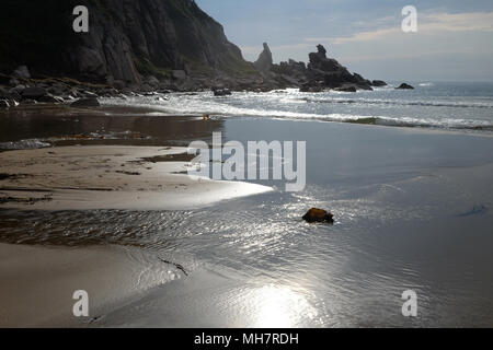 Zusammenfassung Hintergrund der Blicke auf Meer Wasser vor Felsen Silhouette Stockfoto