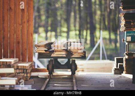 Holzindustrie. Stack der Planken im Sägewerk. Stockfoto