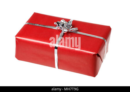 Geschenk mit rotem Geschenkpapier auf weißem Hintergrund Stockfoto