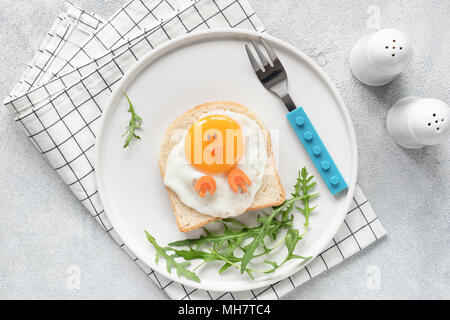 Lustige Frühstück für Kinder Cute. Huhn geformte Sandwich oder Toast auf weiße Platte. Food Art Idee. Flach. Tabelle Ansicht von oben