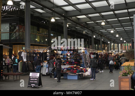 Handwerkliche Stände innerhalb des alten Spitalfields Market East London Stockfoto