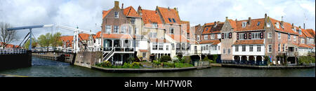 Blick von der Brücke in Enkhuizen Stadt in Niederlande traditionellen alten Backsteinbauten mit Ziegeldächern, Niederlande Stockfoto