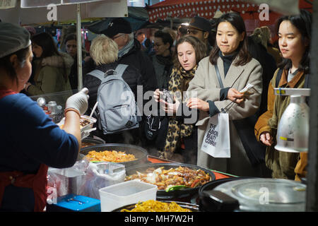 Asiatische Garküche in der Alten Truman Brauerei in Whitechapel East London Stockfoto
