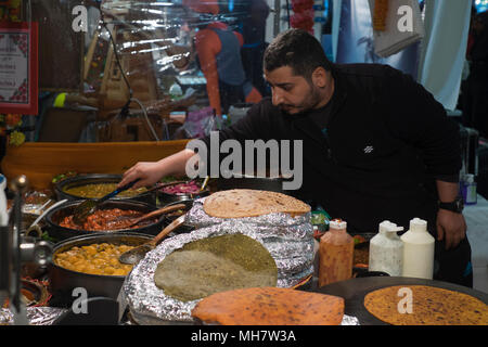 Asiatische pop up Essen in der Alten Truman Brauerei in Whitechapel London Abschaltdruck Stockfoto