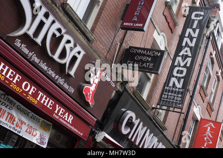 Geschäften Schilder entlang Brick Lane in Whitechapel Osten Lodon Stockfoto