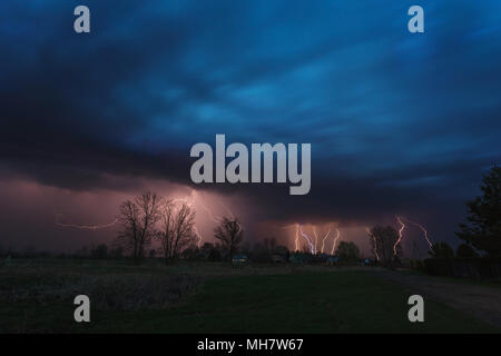 Mehrere Blitzeinschläge unter dramatischen Himmel Stockfoto