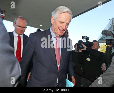 Der irische Außenminister Simon Coveney (links) und der EU chief Brexit Verhandlungsführer Michel Barnier am All-Island Dialog Konferenz über Brexit, Dundalk Institut für Technologie. Stockfoto