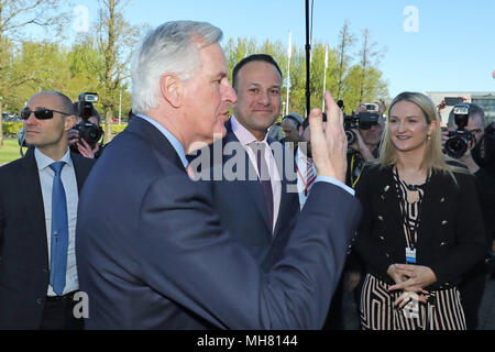 Der EU chief Brexit Verhandlungsführer Michel Barnier spricht mit Taoiseach Leo Varadkar (Mitte) und dem Minister für Europäische Angelegenheiten Helen McEntee, wie Sie ankommen an der All-Island Dialog Konferenz über Brexit, Dundalk Institut für Technologie. Stockfoto