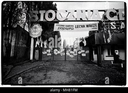 Die Danziger Werft Tore, wo Lech Walesa, als er die Solidarität Trade-Union gegründet. November 1995 Lech Wałęsa. Er gründete und leitete Solidarität (Solidarność), der ersten unabhängigen Gewerkschaft im Ostblock, der Nobelpreis für den Frieden 1983 gewann, und diente als Präsident von Polen von 1990 bis 1995. Während der Arbeit an der Lenin Werft (jetzt Danziger Werft), Wałęsa, Elektriker, wurde eine gewerkschaftliche Aktivisten, für die er von den kommunistischen Behörden verfolgt wurde, unter Überwachung gestellt, 1976 entlassen, und mehrere Male verhaftet. Im August 1980 wurde er in der politischen ne instrumental Stockfoto