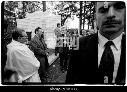 Lech Walesa auf der Presidential Campaign Trail in Dziemiany in Polen. November 1995 Lech Wałęsa, 29. September 1943) ist ein ehemaliger polnischer Politiker und Aktivist. Er gründete und leitete Solidarität (Solidarność), der ersten unabhängigen Gewerkschaft im Ostblock, der Nobelpreis für den Frieden 1983 gewann, und diente als Präsident von Polen von 1990 bis 1995.[3] Während der Arbeit an der Lenin Werft (jetzt Danziger Werft), Wałęsa, Elektriker, wurde eine gewerkschaftliche Aktivisten, für die er von den kommunistischen Behörden verfolgt wurde, Stockfoto