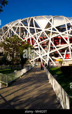 Die Pekinger Nationalstadion, umgangssprachlich als der Bird's Nest bekannt, im Olympischen Park in Peking, China. Stockfoto