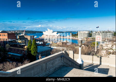 Einen wunderbaren Blick auf den Hafen von Sydney und die Sydney Opera House von der Brücke Schritte an einem schönen Sommer Tag genommen. Stockfoto