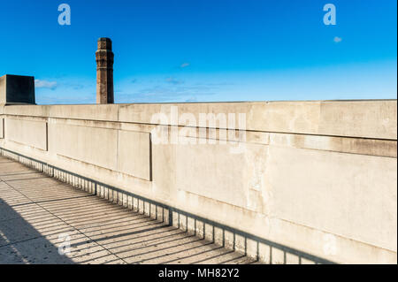 Schüsse auf dem Weg, den Sie bis zum Sydney Hafen Brücke. Schuß an einem sonnigen Tag mit starken Schatten. Sydney New South Wales, Australien. Stockfoto