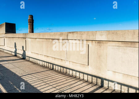 Schüsse auf dem Weg, den Sie bis zum Sydney Hafen Brücke. Schuß an einem sonnigen Tag mit starken Schatten. Sydney New South Wales, Australien. Stockfoto