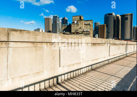 Schüsse auf dem Weg, den Sie bis zum Sydney Hafen Brücke. Schuß an einem sonnigen Tag mit starken Schatten. Sydney New South Wales, Australien. Stockfoto
