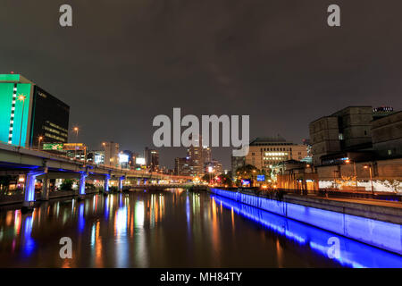 Osaka, Japan - 24. September 2013: Bunte Nacht beleuchtung in Nakanoshima Stockfoto