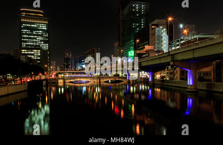 Osaka, Japan - 24. September 2013: Bunte Nacht beleuchtung in Nakanoshima Stockfoto