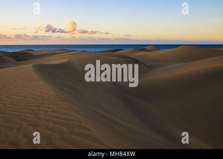Gerippte und glatte Sand der Dünen von Maspalomas auf Gran Canaria. Stockfoto
