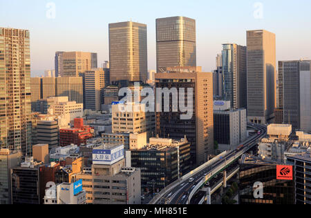 Osaka, Japan - 28. April 2018: Hanshin Expressway 11 läuft durch Downtown Osaka mit minimaler Verkehr am Samstag vor Goldene Woche Stockfoto