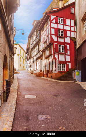 Alte Straße in Basel Stockfoto