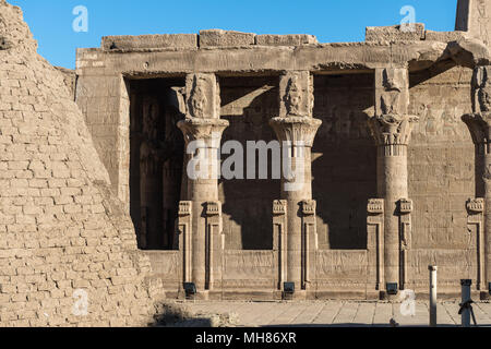 Ptolemäischen Tempel des Horus, Edfu (Idfu, Edfou, Behdet), Ägypten. Stockfoto