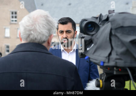 Humza Yousaf schottische Verkehrsminister Fragen, die aus der Presse in Bezug auf die nördliche Insel Fähre zu den Shetland Inseln Stockfoto