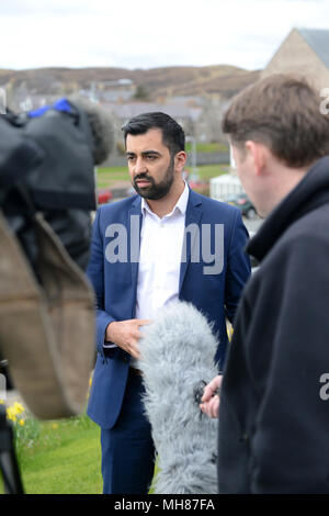 Humza Yousaf schottische Verkehrsminister Fragen, die aus der Presse in Bezug auf die nördliche Insel Fähre zu den Shetland Inseln Stockfoto