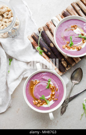 Weißer Blumenkohl und lila Süßkartoffel Suppe Stockfoto