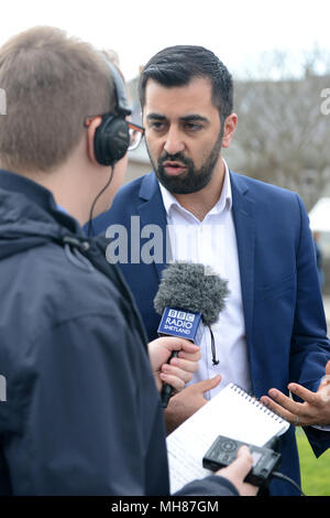 Humza Yousaf schottische Verkehrsminister Fragen, die aus der Presse in Bezug auf die nördliche Insel Fähre zu den Shetland Inseln Stockfoto