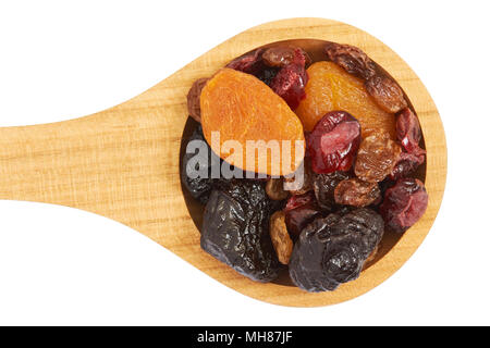 Mischung aus getrocknetem Obst (Pflaumen, Rosinen, Aprikosen und Cranberries) Löffel aus Holz auf weißem Hintergrund Stockfoto