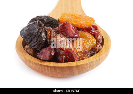 Mischung aus getrocknetem Obst (Pflaumen, Rosinen, Aprikosen und Cranberries) Löffel aus Holz auf weißem Hintergrund Stockfoto