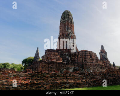 Landschaft der Pagode und Ordination Hall des Wat Phra Ram Tempel, archäologischen oder historischen Ort, oder antike Überreste, berühmte touristische Reiseziel in der Provinz Phra Nakhon Si Ayutthaya, Thailand Stockfoto