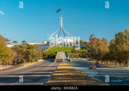 Straße zum Parliament House in Canberra, Australien Stockfoto