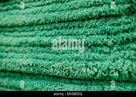 Close up Teppich Textur. Stapel Fußmatte. Selektive konzentrieren. flauschige Oberfläche. weichen, grünen shaggy Teppich von modernem Design. in der Nähe von Green Garn Teppich für Hintergrund. Struktur und Textur Konzept Stockfoto