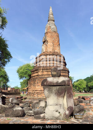 Kulisse der Ruine Buddha Bilder in Abstimmung Halle und die Pagode von Wat Phra Ram Tempel, archäologischen oder historischen Ort, oder antike Überreste, berühmte touristische Reiseziel in der Provinz Ayutthaya, Thailand Stockfoto