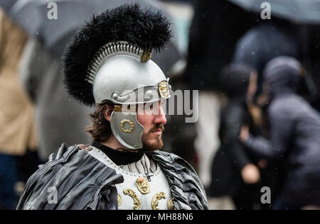 Die Passion Jesu Leistung aus der Wintershall Spieler, der an dem Tag, an dem Jesus geglaubt wird verhaftet und gekreuzigt. Eine Besetzung von mehr als 100 Akteure und Helfer in prächtigen Kostümen, sowie Pferde, Esel und Tauben, kommen zusammen, um eine authentische Szene in Trafalgar Square Square zu erstellen. Mit: Wintershall Spieler, der Atmosphäre, der Aussicht, Wo: London, England, Großbritannien Wann: 30 Mar 2018 Credit: Wheatley/WANN Stockfoto