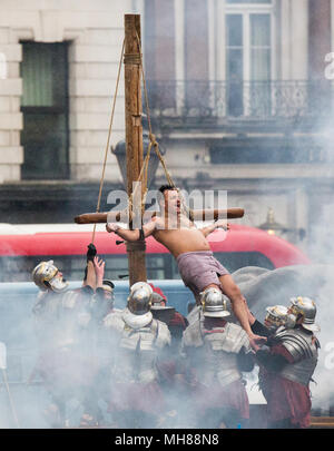 Die Passion Jesu Leistung aus der Wintershall Spieler, der an dem Tag, an dem Jesus geglaubt wird verhaftet und gekreuzigt. Eine Besetzung von mehr als 100 Akteure und Helfer in prächtigen Kostümen, sowie Pferde, Esel und Tauben, kommen zusammen, um eine authentische Szene in Trafalgar Square Square zu erstellen. Mit: Wintershall Spieler, der Atmosphäre, der Aussicht, Wo: London, England, Großbritannien Wann: 30 Mar 2018 Credit: Wheatley/WANN Stockfoto