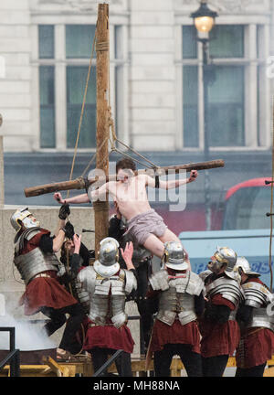 Die Passion Jesu Leistung aus der Wintershall Spieler, der an dem Tag, an dem Jesus geglaubt wird verhaftet und gekreuzigt. Eine Besetzung von mehr als 100 Akteure und Helfer in prächtigen Kostümen, sowie Pferde, Esel und Tauben, kommen zusammen, um eine authentische Szene in Trafalgar Square Square zu erstellen. Mit: Wintershall Spieler, der Atmosphäre, der Aussicht, Wo: London, England, Großbritannien Wann: 30 Mar 2018 Credit: Wheatley/WANN Stockfoto