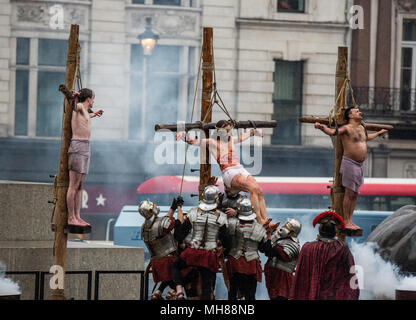 Die Passion Jesu Leistung aus der Wintershall Spieler, der an dem Tag, an dem Jesus geglaubt wird verhaftet und gekreuzigt. Eine Besetzung von mehr als 100 Akteure und Helfer in prächtigen Kostümen, sowie Pferde, Esel und Tauben, kommen zusammen, um eine authentische Szene in Trafalgar Square Square zu erstellen. Mit: Wintershall Spieler, der Atmosphäre, der Aussicht, Wo: London, England, Großbritannien Wann: 30 Mar 2018 Credit: Wheatley/WANN Stockfoto