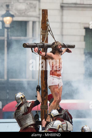 Die Passion Jesu Leistung aus der Wintershall Spieler, der an dem Tag, an dem Jesus geglaubt wird verhaftet und gekreuzigt. Eine Besetzung von mehr als 100 Akteure und Helfer in prächtigen Kostümen, sowie Pferde, Esel und Tauben, kommen zusammen, um eine authentische Szene in Trafalgar Square Square zu erstellen. Mit: Wintershall Spieler, der Atmosphäre, der Aussicht, Wo: London, England, Großbritannien Wann: 30 Mar 2018 Credit: Wheatley/WANN Stockfoto