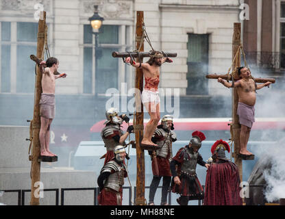Die Passion Jesu Leistung aus der Wintershall Spieler, der an dem Tag, an dem Jesus geglaubt wird verhaftet und gekreuzigt. Eine Besetzung von mehr als 100 Akteure und Helfer in prächtigen Kostümen, sowie Pferde, Esel und Tauben, kommen zusammen, um eine authentische Szene in Trafalgar Square Square zu erstellen. Mit: Wintershall Spieler, der Atmosphäre, der Aussicht, Wo: London, England, Großbritannien Wann: 30 Mar 2018 Credit: Wheatley/WANN Stockfoto