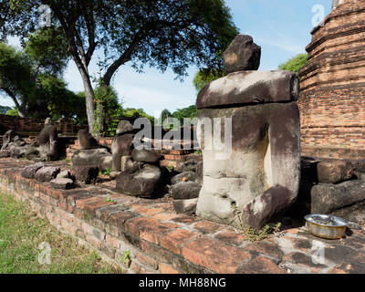 Kulisse der Ruine Buddha Bilder in Abstimmung Halle und die Pagode von Wat Phra Ram Tempel, archäologischen oder historischen Ort, oder antike Überreste, berühmte touristische Reiseziel in der Provinz Ayutthaya, Thailand Stockfoto