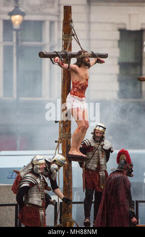 Die Passion Jesu Leistung aus der Wintershall Spieler, der an dem Tag, an dem Jesus geglaubt wird verhaftet und gekreuzigt. Eine Besetzung von mehr als 100 Akteure und Helfer in prächtigen Kostümen, sowie Pferde, Esel und Tauben, kommen zusammen, um eine authentische Szene in Trafalgar Square Square zu erstellen. Mit: Wintershall Spieler, der Atmosphäre, der Aussicht, Wo: London, England, Großbritannien Wann: 30 Mar 2018 Credit: Wheatley/WANN Stockfoto