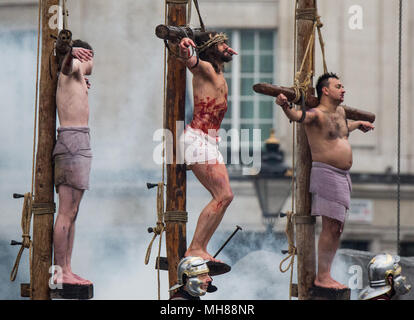 Die Passion Jesu Leistung aus der Wintershall Spieler, der an dem Tag, an dem Jesus geglaubt wird verhaftet und gekreuzigt. Eine Besetzung von mehr als 100 Akteure und Helfer in prächtigen Kostümen, sowie Pferde, Esel und Tauben, kommen zusammen, um eine authentische Szene in Trafalgar Square Square zu erstellen. Mit: Wintershall Spieler, der Atmosphäre, der Aussicht, Wo: London, England, Großbritannien Wann: 30 Mar 2018 Credit: Wheatley/WANN Stockfoto